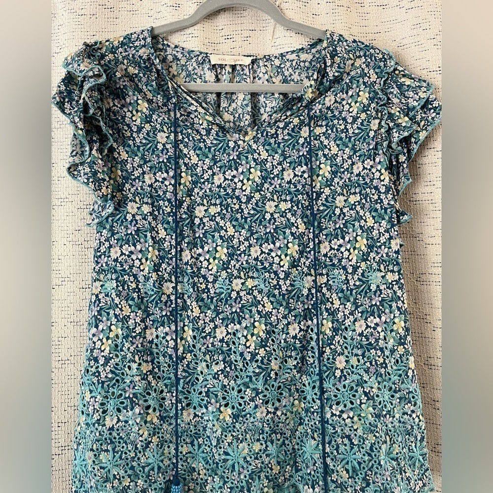 Solitaire floral pattern ruffle short sleeve blouse with tassels